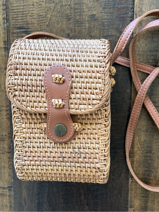 Handbags - Woven straw rattan crossbody bag with leather strap, floral interior.